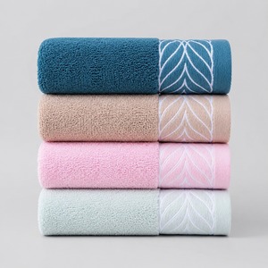 Serviette en tissu éponge de qualité supérieure, dotée d'une texture moelleuse et d'une surface absorbante pour un séchage confortable à la maison, au gymnase, au spa ou en voyage. - Product Image 2