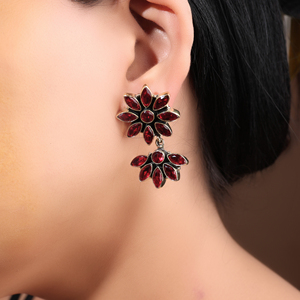 Pendientes de Cristal Rojo con Diseño Floral de Lujo, Hechos a Mano, Plateados en Plata Antigua Oxidada, Regalo Étnico para Aniversario de Mujer - Product Image 4