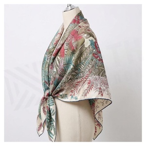 Pañuelo de Seda Cuadrado para Mujer, Estampado Floral, Elegante Accesorio de Moda Multifuncional para Todas las Temporadas - Product Image 3