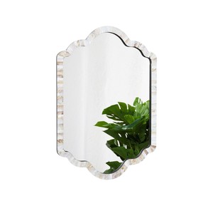 Miroir mural artisanal de qualité supérieure, en mosaïque de coquillages naturels, avec bord festonné, en nacre, pour intérieur. - Product Image 1