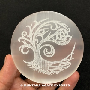 Hermosa placa de carga de ágata de selenita de 75-80mm Árbol sagrado de forma redonda grabado con técnica de tallado de estilo Feng Shui - Product Image 1