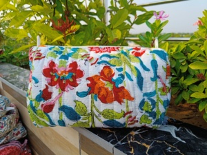 Pochette matelassée imperméable à fermeture éclair, organiseur de maquillage fait main, trousse de toilette en coton imprimé au bloc, design premium pour elle - Product Image 3