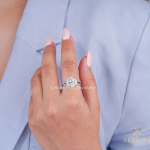 Anillo de Compromiso de Lujo con Tres Diamantes Cultivados en Laboratorio con Corte Cojín y Diamantes Laterales en Forma de Media Luna, Oro Blanco de 18K, Anillo de Boda Personalizado - Product Image 4