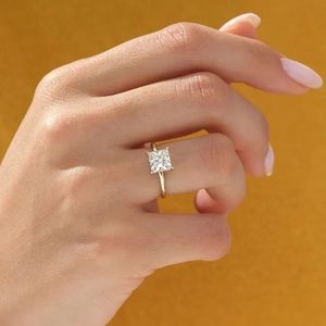 Bague de fiançailles solitaire en or 18 carats et argent sterling 925 avec diamant de laboratoire taille princesse - Product Image 1