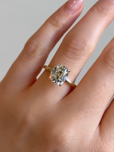 Bague de fiançailles en diamant de laboratoire de 3 carats, taille coussin, provenant d'une ancienne mine, en or jaune 14 carats, certifiée IGI. - Product Image 3