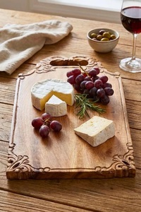 เขียงไม้กระถินแกะสลักลายดอกไม้แบบกำหนดเอง พร้อมสลักชื่อ  ทนทาน ปลอดภัยสำหรับอาหาร เหมาะสำหรับเป็นของขวัญ - Product Image 4