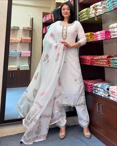 Conjunto de salwar/kurti tradicional de georgette sintético pesado con bordados de hilo y lentejuelas, tallas S a XXL, para mujer. - Product Image 3