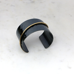 Brazalete de Latón Martillado Hecho a Mano - Brazalete Ancho Bicolor Negro Gunmetal y Dorado - Joyería Boho de Metales Mixtos para Regalo - Product Image 1