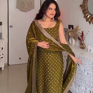 Traje de seda de alta calidad con bordado intrincado de hilo y lentejuelas, ideal para dupatta. - Product Image 1