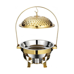 Plat à chafing dish élégant en or avec couvercle en dôme à motif texturé sur un support arqué suspendu pour événements de restauration haut de gamme et mariages - Product Image 1