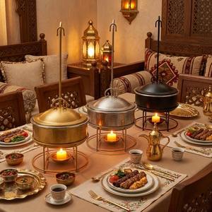 Chauffe-plat arabe orné avec couvercle en dôme suspendu, fait main, doré et argenté, pour le buffet du Ramadan au Moyen-Orient - Product Image 1