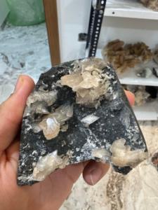 Calcedonia Negra Natural con Stilbite |   Venta al por Mayor de Especímenes de Cristales Minerales para Exportación - Product Image 3