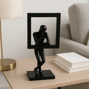 Figurine unique de l'homme réfléchissant avec cadre intégré – Sculpture contemporaine élégante pour la décoration de table et de la maison. - Product Image 3