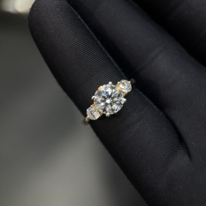 Bague de fiançailles en or 14 carats avec trois diamants de laboratoire de 2,60 carats au total, un solitaire rond de 2 carats et 0,60 carat de diamants latéraux - Product Image 5