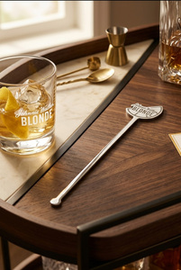 Cuchara mezcladora de cócteles en forma de abanico Johnnie Walker Blonde, mango largo de metal, pulido espejo, cuchara novedosa - Product Image 1