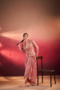 ชุดเสื้อผ้าสำหรับงานปาร์ตี้ ดีไซน์เก๋ไก๋ทันสมัย ประกอบด้วยเสื้อท่อนบนเย็บต่อชั้นๆ และกางเกงทรงสวยเก๋  ชุดผ้าไหมทัสซาร์สุดหรูสำหรับผู้หญิง ลวดลายโบโฮ แซนสคริต - Product Image 4