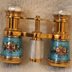 Exquisitos binoculares de esmalte azul claro con detalles florales y nácar. Regalo de lujo disponible a precios de mayorista. - Product Image 1