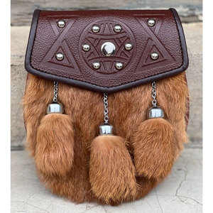 VENTE CHAUDE - Sporran en fourrure marron style semi-robe - Sac Sporran celtique gaufré avec 3 pompons en fourrure - Fait main sur mesure - Product Image 4