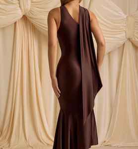 Vestido de noche largo de satén rojo con un solo hombro descubierto |   Vestido Formal Moderno de Lujo con Acabado de Seda, Detalle de Capa, Corte Entallado, Ecológico |   Cóctel - Product Image 5