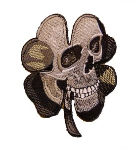 Patch brodé thermocollant en tissu, forme irrégulière, motif mains tenant une pancarte « Lost Cause » - Product Image 4