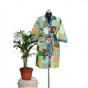 Robe kimono vintage de luxe en soie Kantha pour l'été, avec cordon de serrage, patchwork recyclé, pour femme, idéale pour le printemps et comme robe de bain. - Product Image 1
