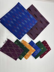 ผ้าอิกัตทำมือ 100% ผ้าฝ้ายน้ำหนักเบา เป็นมิตรกับสิ่งแวดล้อม พร้อมลวดลายทอที่โดดเด่นและสีสันสดใสสำหรับเสื้อผ้า - Product Image 5