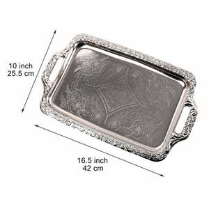 Plateau décoratif rectangulaire couleur argent avec motif floral gravé, design traditionnel, poignée pour usage de mariage - Product Image 2