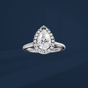 Bague de fiançailles pour femme en platine avec diamant taille poire, style élégant et luxueux, halo classique, certifiée IGI - Product Image 3