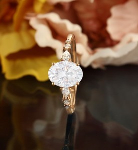 Bague de Fiançailles et de Promesse en Argent Sterling Plaqué Or 14K avec Moissanite Taille Ovale, Solitaire Délicat et Minimaliste pour Fête - Product Image 4
