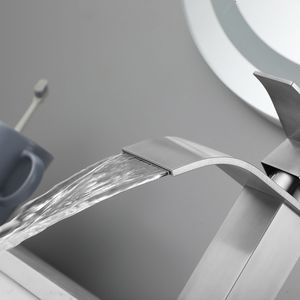 Rubinetto da Bagno Monocomando con Cascata per Lavabo - Product Image 4