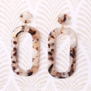 Boucles d'oreilles à clip en résine époxy faites à la main, coupe ovale, bijoux de fête classiques pour femmes - Product Image 3