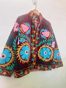 Chaqueta Boho Reversible Acolchada de Terciopelo Bordado Suzani, Hecha a Mano, con Diseño Floral, Prenda Exterior Bohemia, Regalo de Moda Único para Ella - Product Image 4