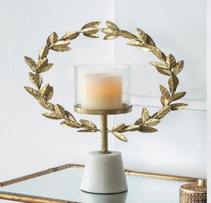 Candelabro artístico dorado sobre base de mármol con copa de cristal, disponible a precios de mayorista. - Product Image 1