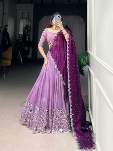 Lehenga Saree de Chifón Morado Bordado con Dupatta en Contraste, Vestido Largo hasta el Suelo con Cuello Redondo y Manga Casquillo, Corte en A - Product Image 3