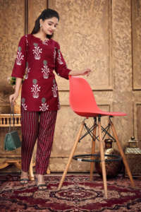 Conjunto de dos piezas de poliéster y rayón premium con estampado floral color borgoña de moda para mujer, conjunto de ropa urbana con cuello redondo y pantalones para dama. - Product Image 3