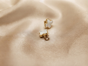 Boucles d'oreilles clous trèfle en or 14 carats Sarvottam avec nacre, bijoux raffinés pour femmes et jeunes filles, à porter au quotidien - Product Image 1