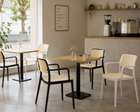 Chaise en plastique empilable pour les environnements professionnels intérieurs et extérieurs avec une finition de surface facile à nettoyer