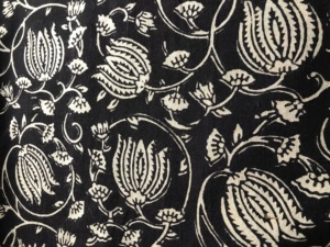 Tela de Algodón Estampada a Mano al por Mayor – Tela de Algodón India con Diseño Floral en Blanco y Negro para Prendas de Vestir, Proveedor Textil - Product Image 3