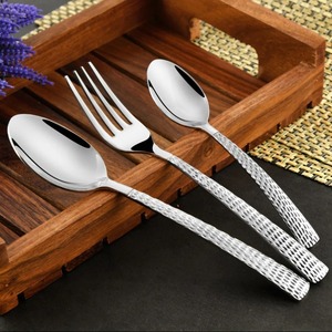 Ensemble de couverts en métal haut de gamme, cuillères de service, conçu pour une présentation élégante lors des repas - Product Image 5