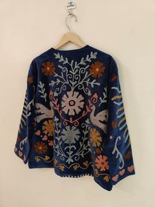 เสื้อแจ็คเก็ตผ้าฝ้ายคอตั้งปักลายซูซานีสีน้ำเงินกรมท่า แต่งลายดอกไม้สไตล์วินเทจโบโฮ ทำมือ ของขวัญสำหรับเธอ - Product Image 4