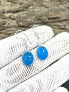 Boucles d'oreilles ovales en calcédoine bleue argentée faites à la main, bijoux minimalistes en pierres précieuses pour femmes - Product Image 3