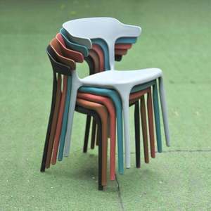 Chaise en plastique bleue moderne et durable – Confortable et compacte pour les repas en plein air, les jardins et les fêtes en cour - Product Image 3
