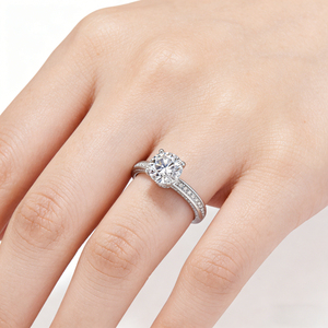 Anillo de Moissanita Redonda de 2 Quilates Chapado en Platino, Anillo de Compromiso Elegante para Mujer con Certificación GRA - Product Image 2