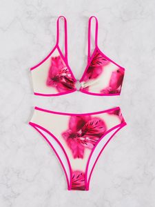 Conjuntos de bikini de grado comercial con estampado tie-dye en rosa intenso. Suministro a minoristas globales con un estricto control de calidad y bajos mínimos de pedido. - Product Image 1