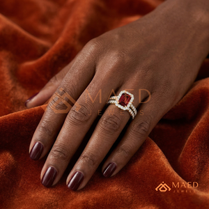 ชุดแหวนแต่งงานหรูหรา ชุบทองคำขาว 18K ประดับทับทิมสีแดงทรง Emerald Cut พร้อมแหวนหมั้นแบบ Halo และแหวนแต่งงานประดับเพชรโมอิสซาไนต์เข้าชุด - Product Image 3