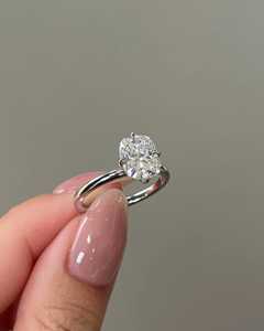 Bague de fiançailles en or blanc 14 carats avec diamant de laboratoire taille coussin allongé serti à griffes, certifiée IGI - Product Image 4