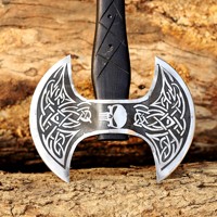 Hache viking à double tête forgée à la main – Tête en acier au carbone gravée à l'acide, manche en bois de frêne massif avec fourreau en cuir – Haches OEM personnalisées