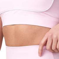 Ensemble de sport pour femme avec logo personnalisé, soutien-gorge de sport rose clair à coutures discrètes et bretelles larges, crop top d'entraînement et short de fitness, vente en gros