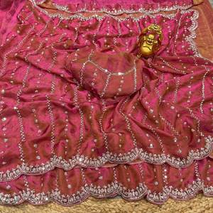 Exquisito Saree de Fiesta con Cuentas Doradas en Terciopelo Brillante de Seda Pura con Bordado Artesanal - Product Image 5