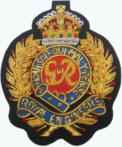 Pin de Lujo de PVC con Hilo de Oro Bordado a Mano para Ropa, Blazers, Sombreros y Bolsos - Product Image 1